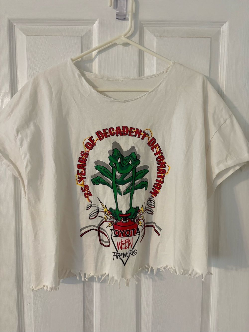 Y2K Toyota WEBN Fireworks T Shirt Cincinnati Distressed Cropped Graphic Tee XL